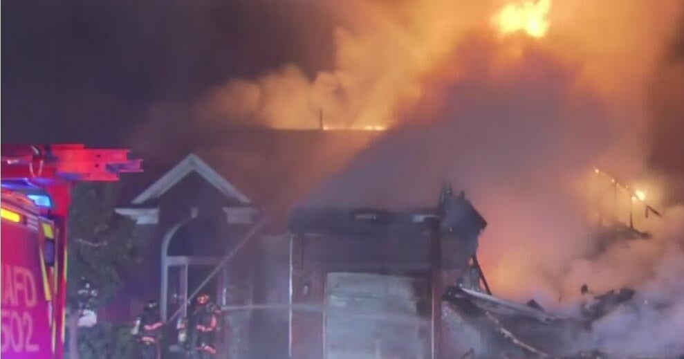 Fire crews battle blaze at home in North Aurora, Illinois 