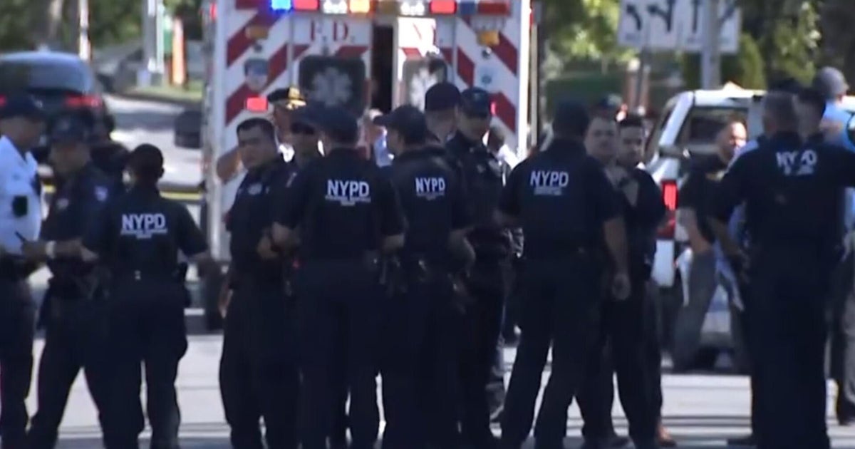 NYPD detective shot in Queens