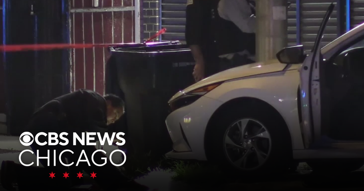 Man shot after crashing car on West Side, police say - CBS Chicago