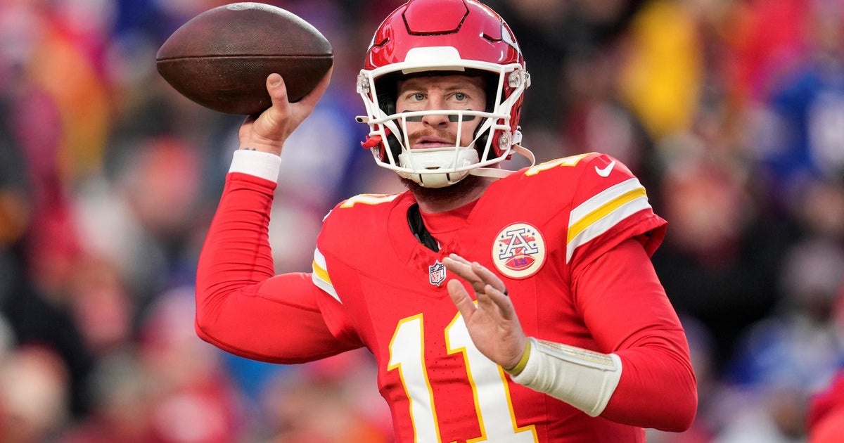 Vikings sign Carson Wentz to back up McCarthy, send Howell to Eagles 