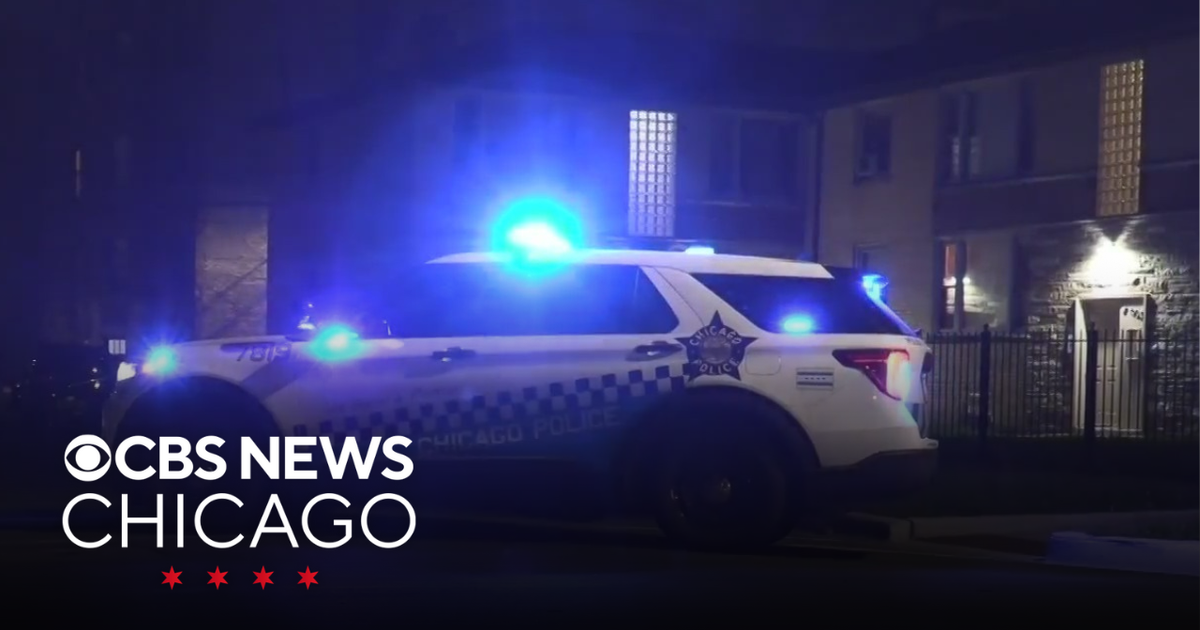 Man, woman shot on Chicago's Far South Side - CBS Chicago