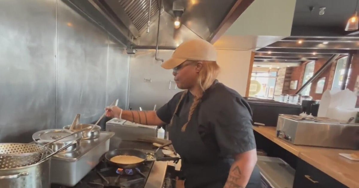 Основателят на ресторант Oakland Vegan Soul Food Restaraing поддържа Dream Alive с ново местоположение 