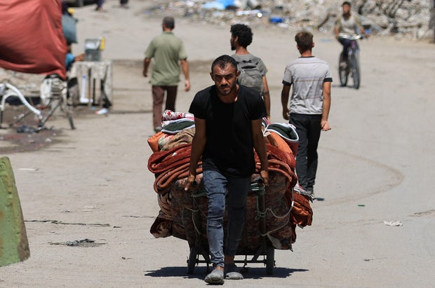 Pārvietotie palestīnieši bēg no viena apgabala uz otru Gazas pilsētā, Izraēlas militārās operācijas laikā 