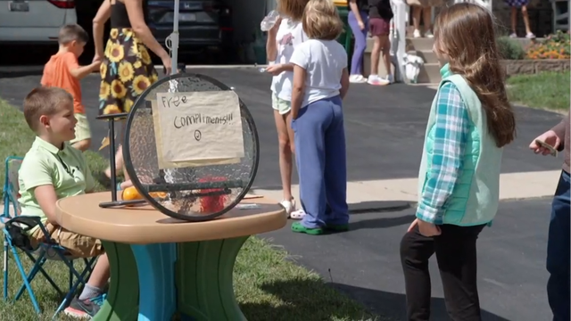 A 9-year-old boy set up a stand that offers free compliments. It became a hit. 