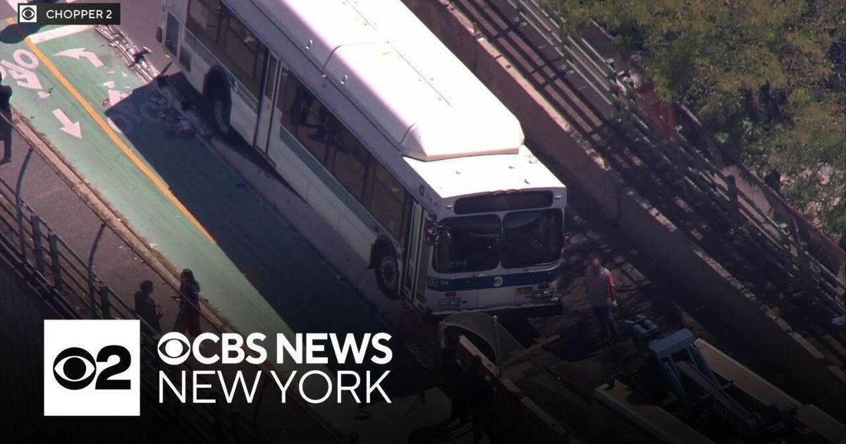4 hurt after MTA bus hits concrete median in the Bronx - CBS New York