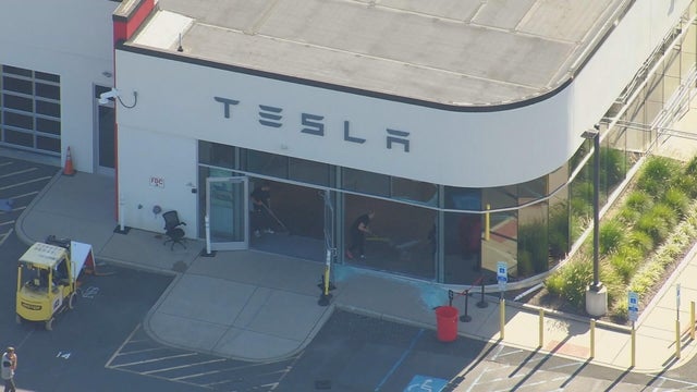 17co-tesla-dealership-crash-transfer-frame-1171.jpg 