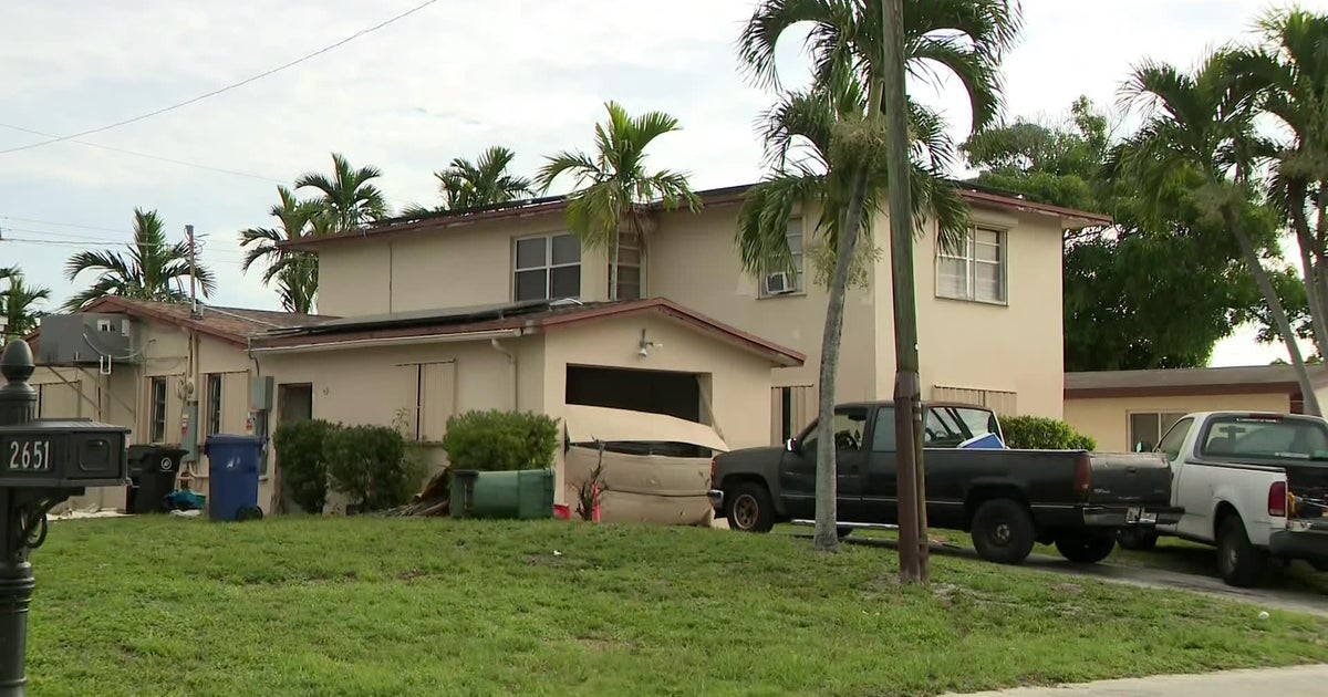 Fort Lauderdale SWAT team surrounds home during criminal investigation