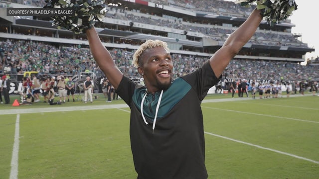 sanders-eagles-male-cheerleaders-pm-pkg-090425-frame-556.jpg 