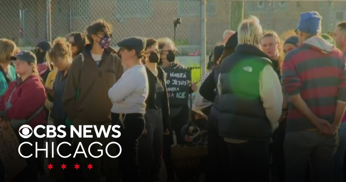 Activists gather outside ICE facility in Broadview, Illinois, calling ...