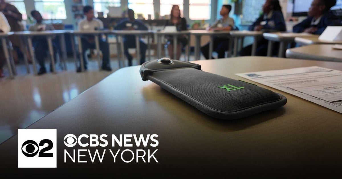 First impressions rolling in for New York schools' cellphone ban - CBS ...