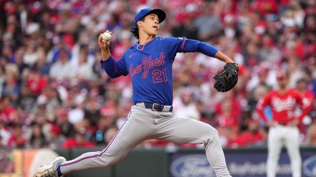 Jonah Tong #21 of the New York Mets delivers a pitch agains the Cincinnati Reds during the first inning of the baseball game at Great American Ball Park on September 06, 2025 in Cincinnati, Ohio. 