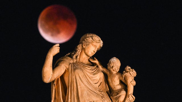TOPSHOT-GREECE-ASTRONOMY-MOON-ECLIPSE 