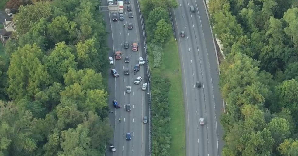 Multi-vehicle crash shuts down portion of I-95 northbound in Bensalem - CBS Philadelphia