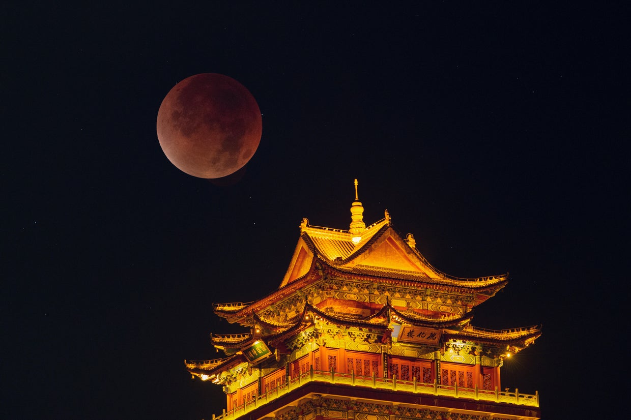 Blood moon rises during total lunar eclipse. See the photos. - CBS News