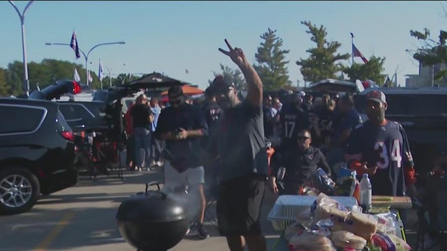 Bears fans tailgate 