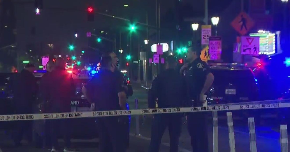 Shooting inside Oakland business leaves 2 dead, 4 injured