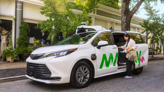 lyft-and-may-mobility-av-vehicles-in-atlanta.jpg 