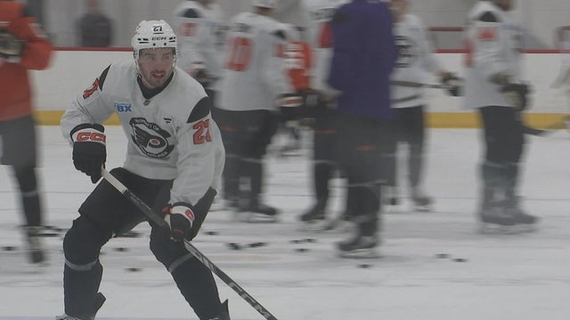 Noah Cates practices during Flyers training camp 