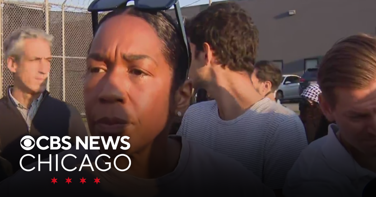 Lt. Governor Juliana Stratton joins protesters in Broadview - CBS Chicago