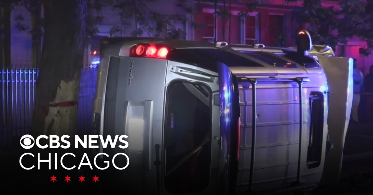 Man dead after shooting, crash on Chicago's Southeast Side - CBS Chicago