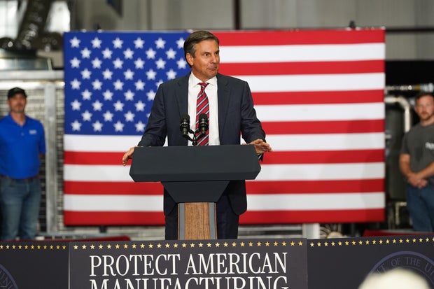 O ex -técnico de futebol e candidato republicano ao Senado dos EUA, Derek Dooley, fala com os apoiadores do presidente Donald Trump em um evento realizado pelo vice -presidente JD Vance em 21 de agosto de 2025 em Peachtree City, na Geórgia. 