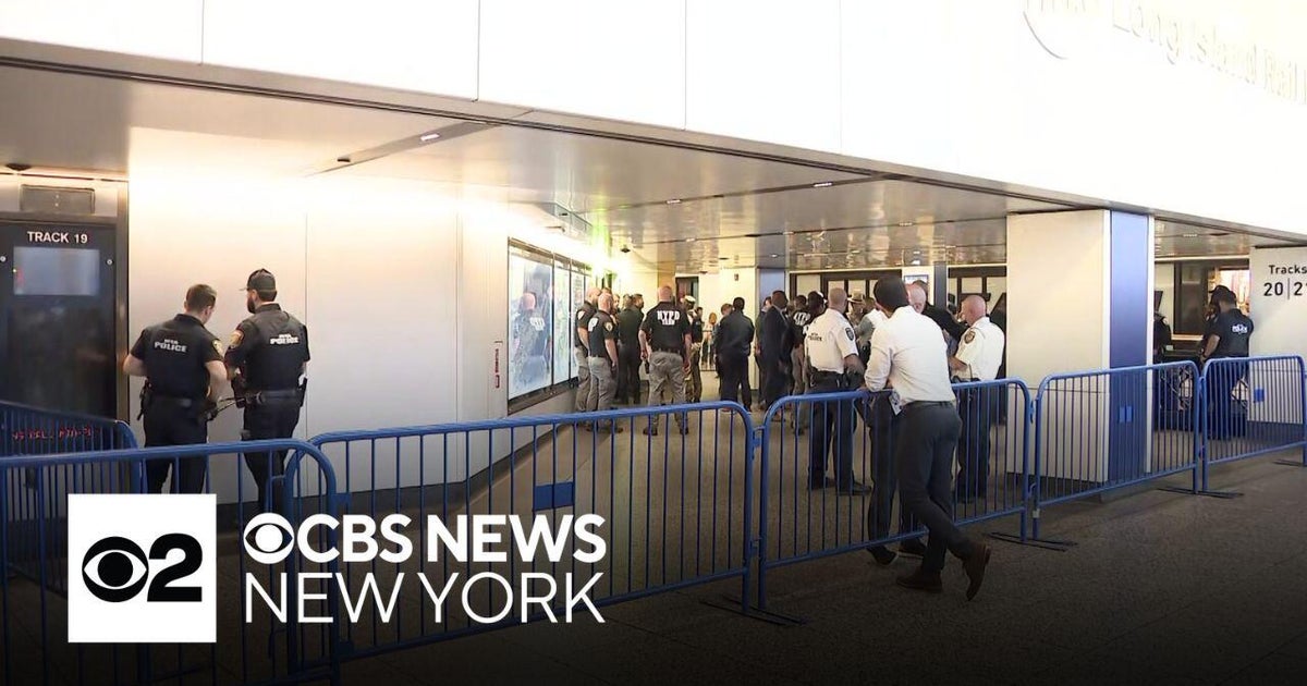 Off-duty NYPD officer shoots attempted robbery suspect inside Penn ...
