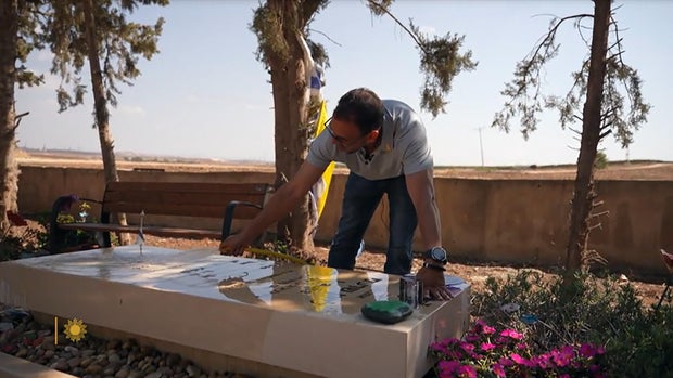 Eli-sharabi-at-gravesite.jpg 