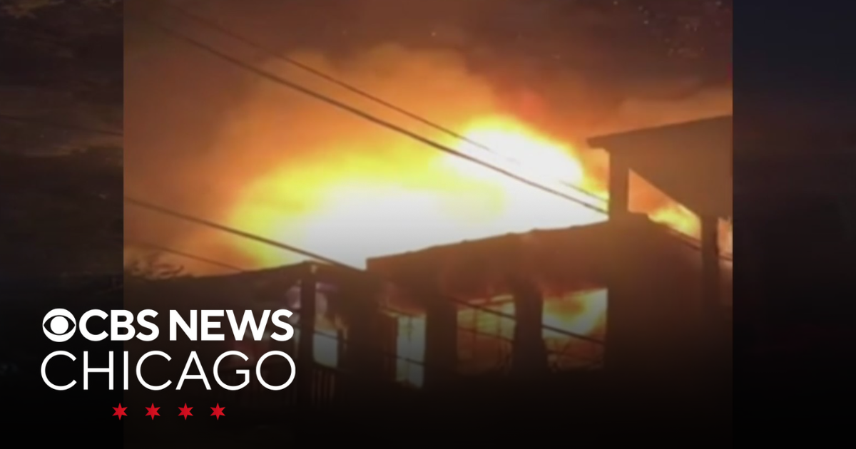 Crews battle fire at vacant building in Garfield Park - CBS Chicago