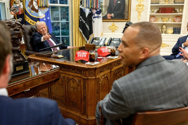 trump-oval-1.jpg 