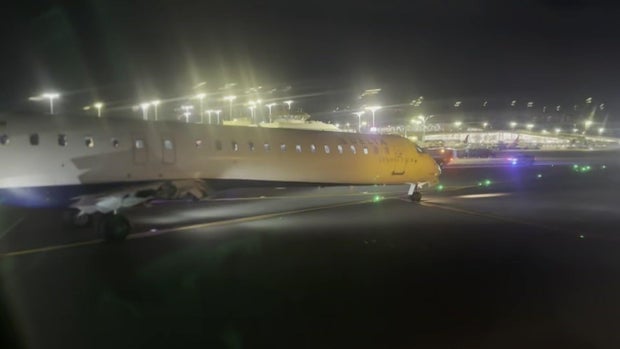 Delta plane on taxiway at LaGuardia Airport 