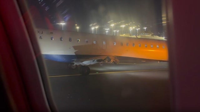 Delta plane on taxiway at LaGuardia Airport 