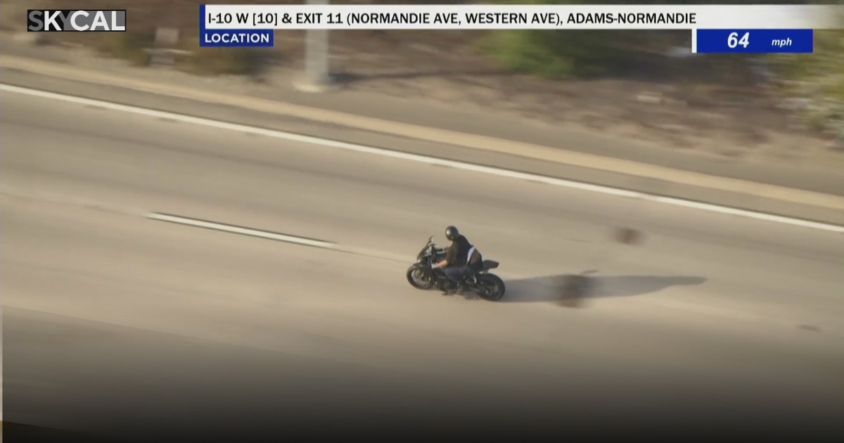 Motorcyclist leads Los Angeles police on pursuit - CBS Los Angeles