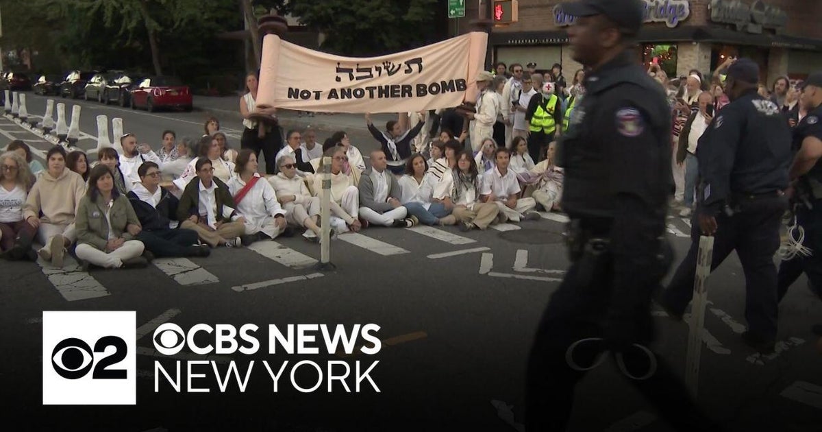 Protest against war in Gaza held in NYC on Yom Kippur - CBS New York