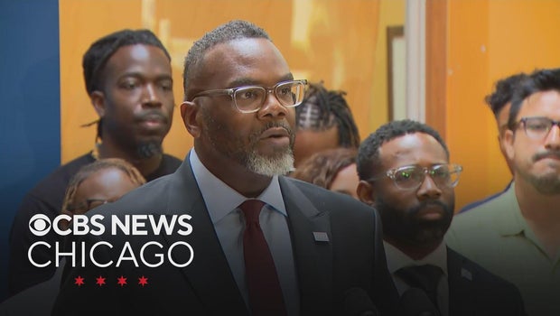 Chicago Mayor Johnson Signs Executive Order Blocking ICE Use of City Property Amid Enforcement Clashes
