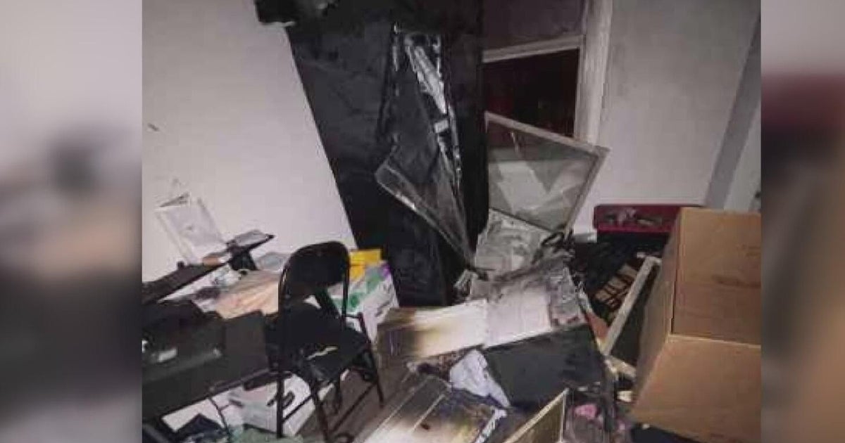 Woman injured in apartment building fire on Chicago's South Side - CBS ...