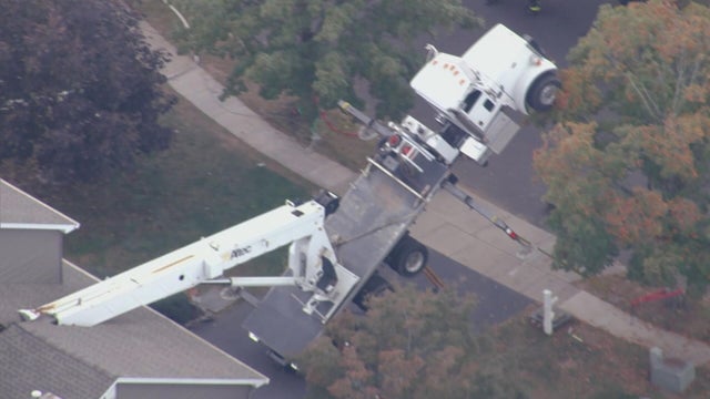 lns-crane-onto-home-hamilton-twp-100725-frame-30239.jpg 