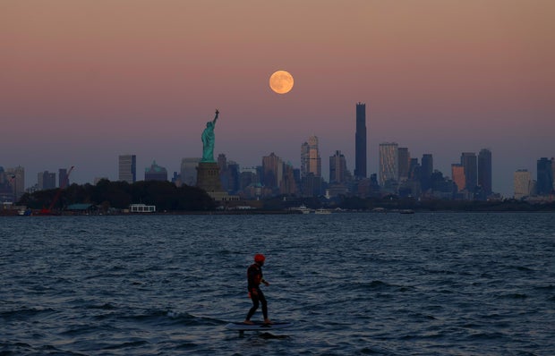 Harvest Supermoon Rises in New York City 