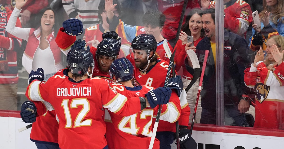 Stanley Cup champ Panthers beat Blackhawks 3-2 on banner-raising night