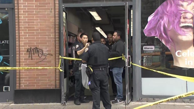 NYPD officer hurt breaking up stabbing in Chelsea