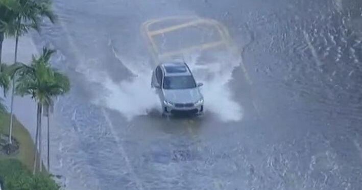 King tides flooding some streets across South Florida - CBS Miami