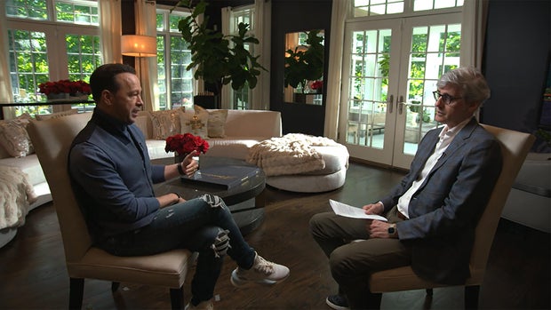 donnie-wahlberg-mo-rocca.jpg