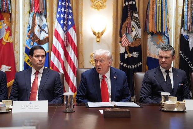 Başkan Trump, 9 Ekim 2025'te Washington D.C.'deki Beyaz Saray'da Dışişleri Bakanı Marco Rubio ve Savunma Bakanı Pete Hegseth'in bakışları altında bir Kabine toplantısında konuşuyor.