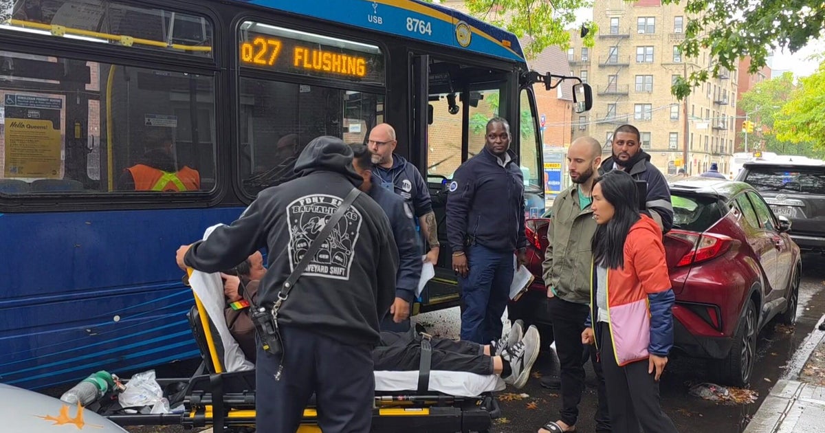 2 MTA buses crash in Flushing, Queens, 19 injured