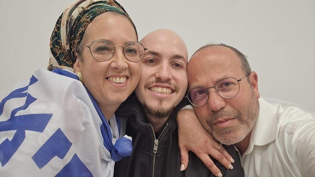 israeli-freed-hostage-eitan-mor-with-parents.jpg 