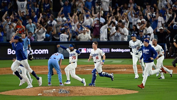 Los Angeles Dodgers defeated the Philadelphia Phillies 2-1 in 11 innings to win game 3 and the NLDS.