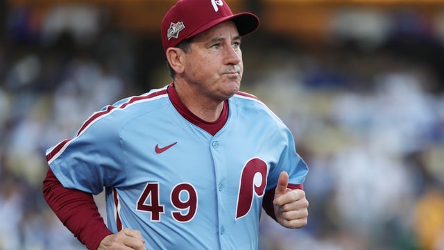 Rob Thomson runs during a MLB game 