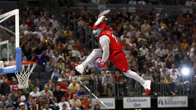 Philadelphia 76ers mascot HIP-HOP, jumps for a slam dunk during a friendly game in Germany in 2006 