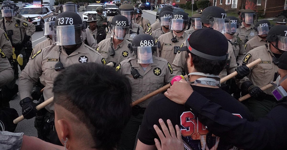 Tensions rise outside Broadview ICE facility