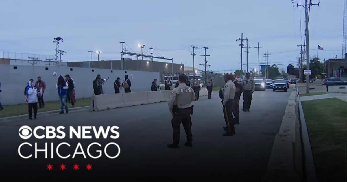 Night 1 without fence around Broadview ICE facility - CBS Chicago