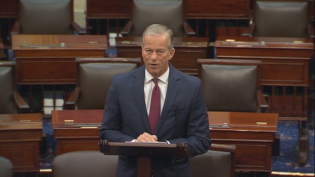 參議院多數黨領袖約翰·圖恩於 2025 年 10 月 16 日星期四在參議院發表講話。